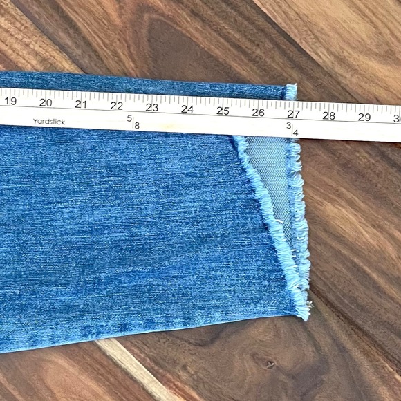 EVRI Size 16W Distressed Tulip Raw Hem High Rise Ankle Jeans Medium Wash Stretch - Picture 4 of 10